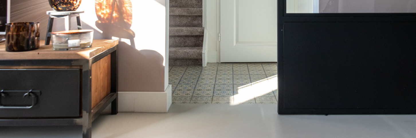 beton ciré over tegels