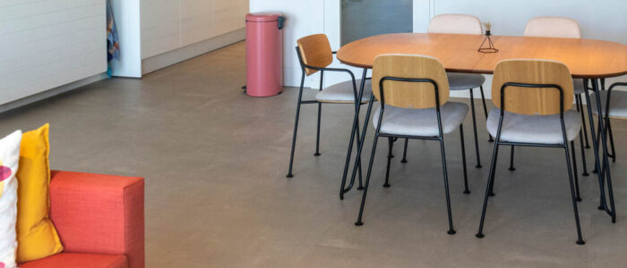 Welke materialen passen bij een betonlook vloer?
